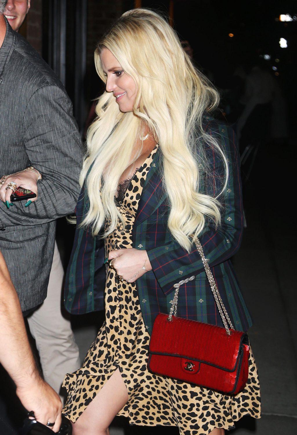 25P Jessica Simpson Cleavage