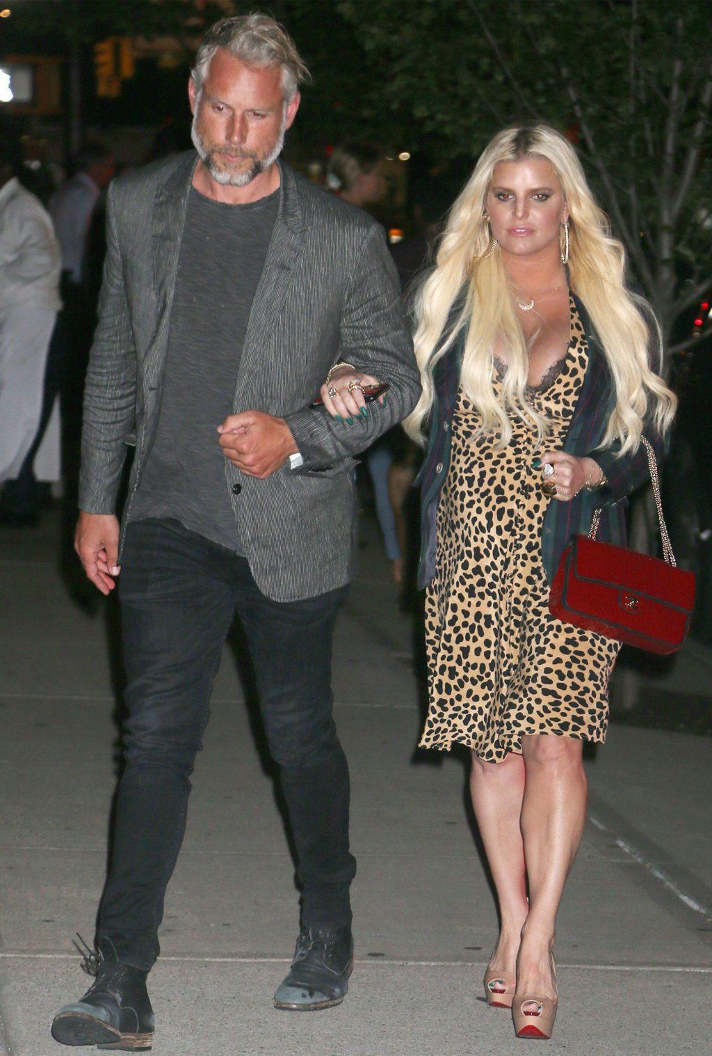 25P Jessica Simpson Cleavage