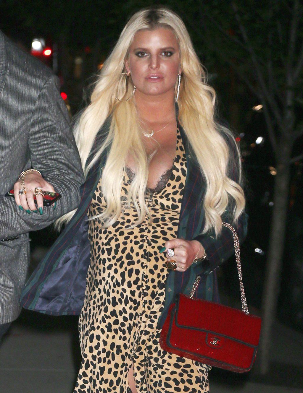 25P Jessica Simpson Cleavage