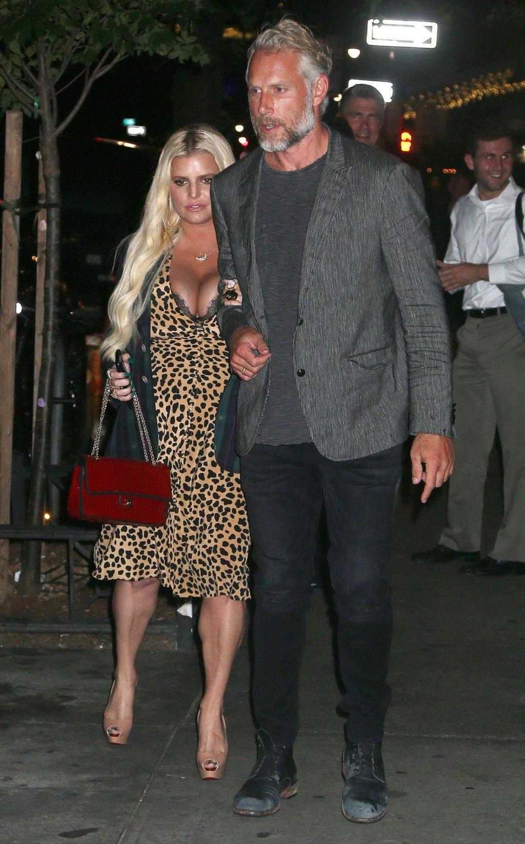 25P Jessica Simpson Cleavage