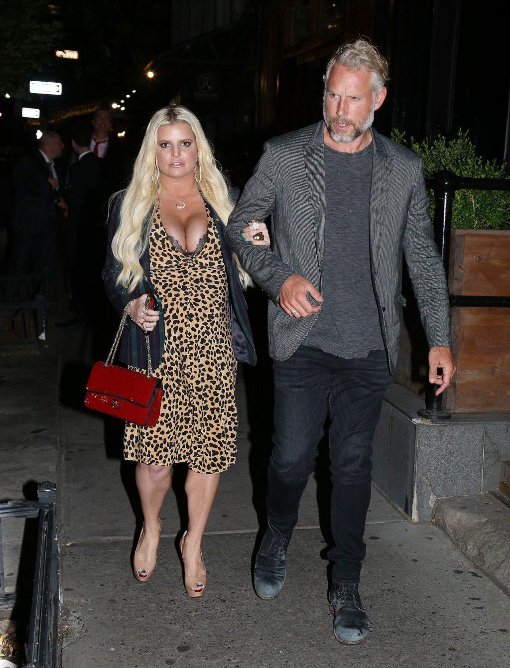 25P Jessica Simpson Cleavage