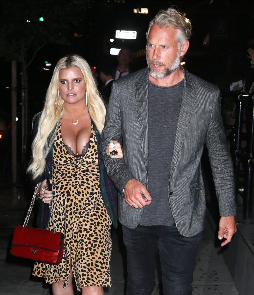 25P Jessica Simpson Cleavage