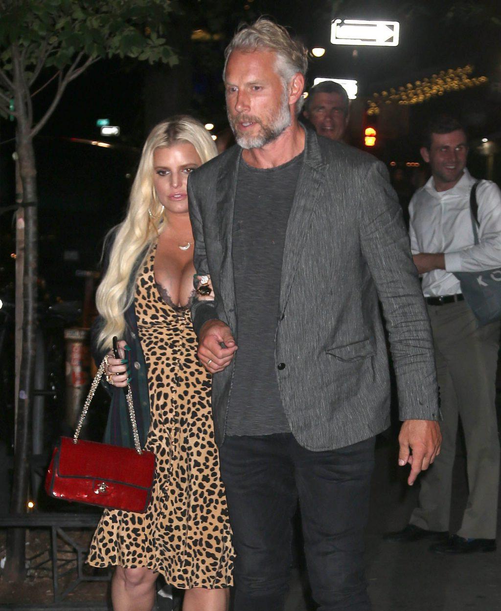 25P Jessica Simpson Cleavage