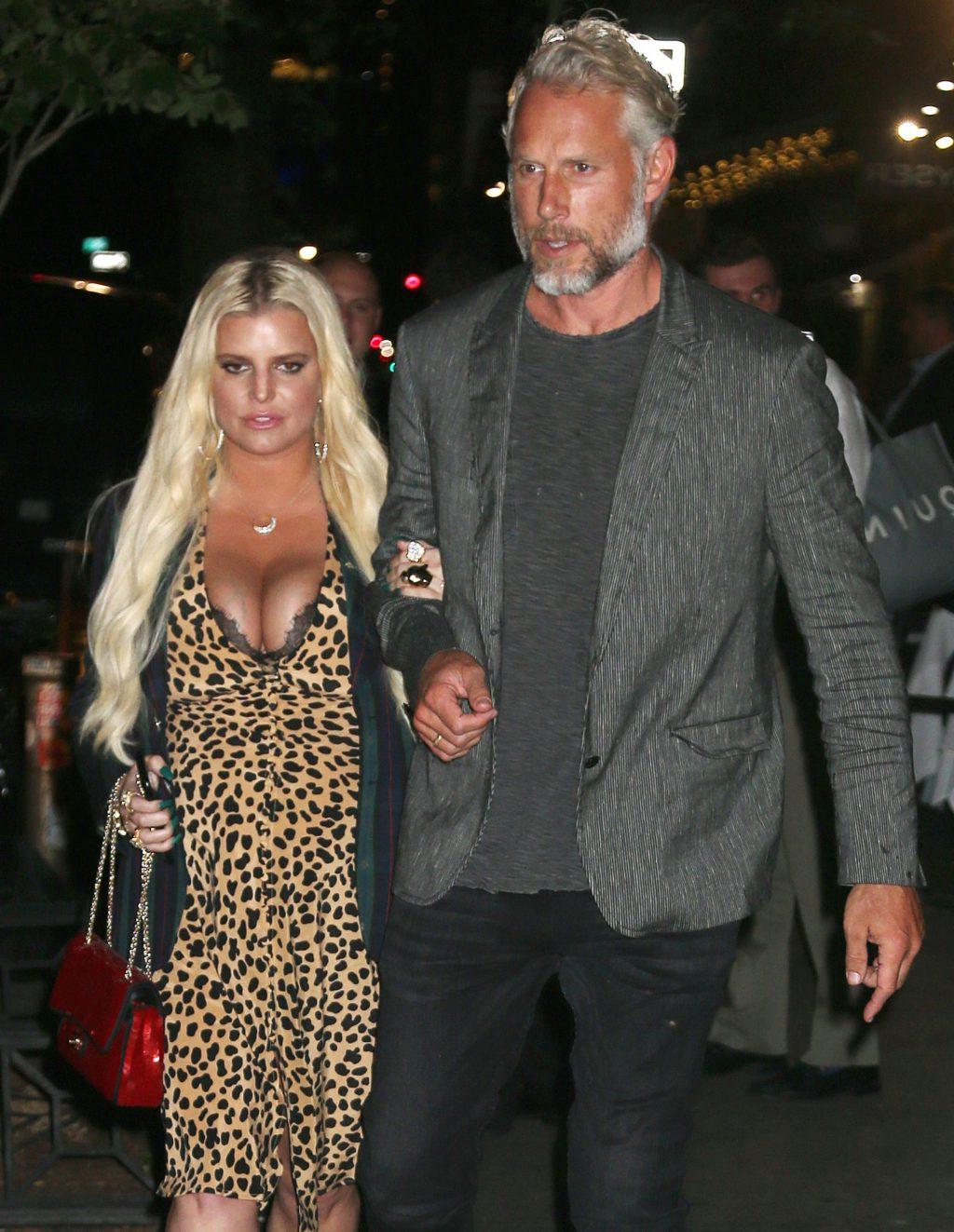 25P Jessica Simpson Cleavage