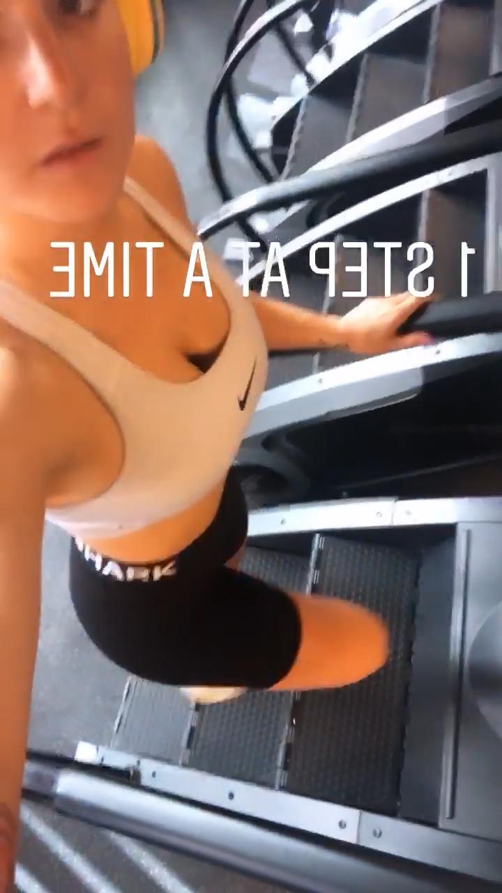 6P Joanna JoJo Cleavage