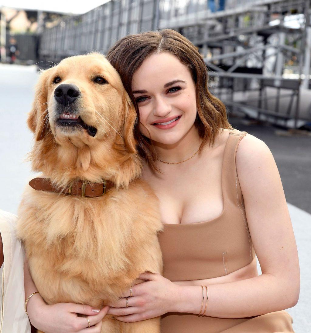 5P Joey King Cleavage