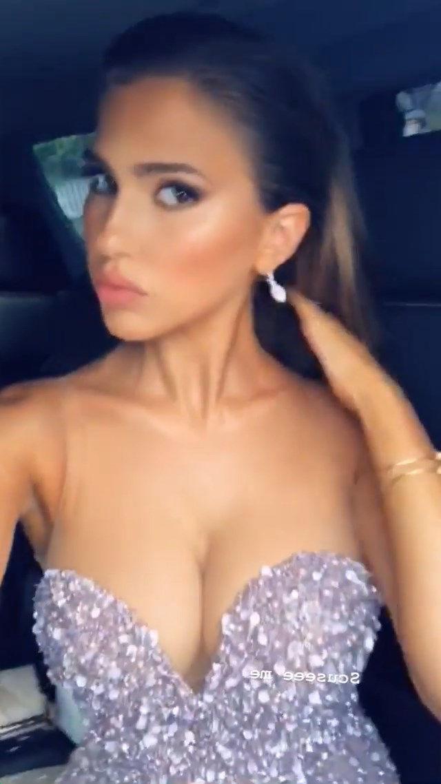 25P Kara Del Toro Cleavage