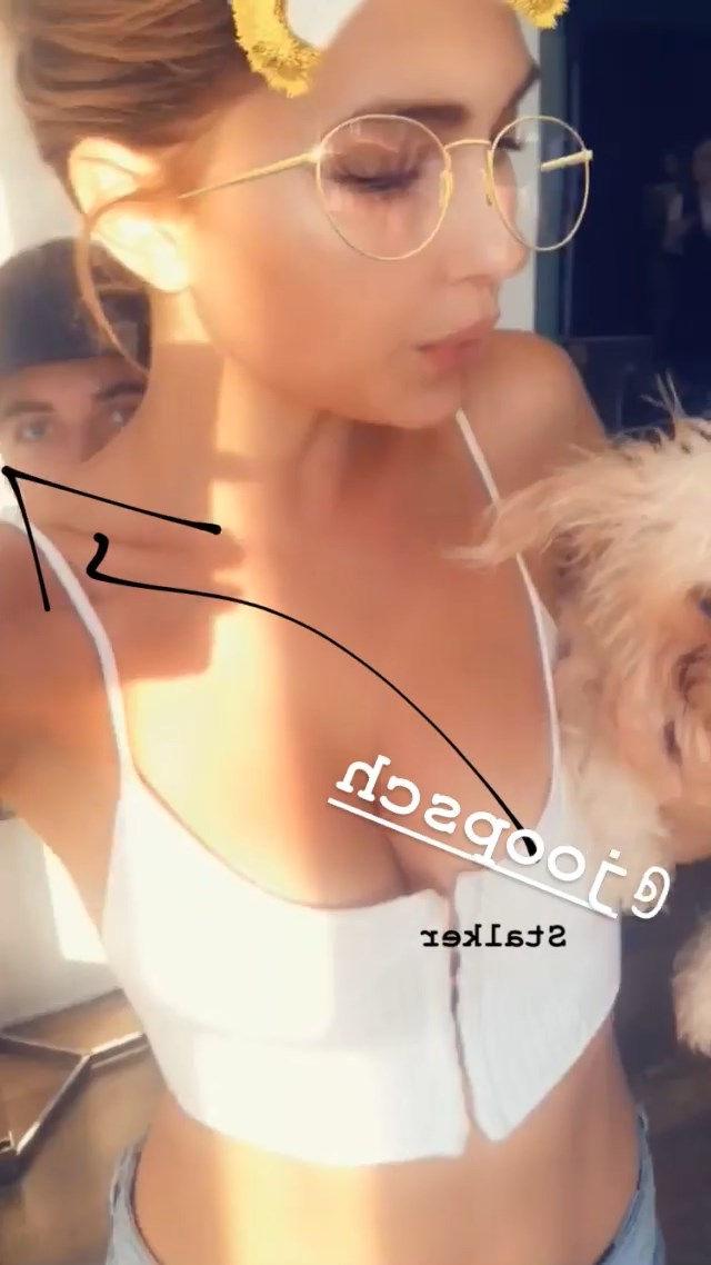 25P Kara Del Toro Cleavage