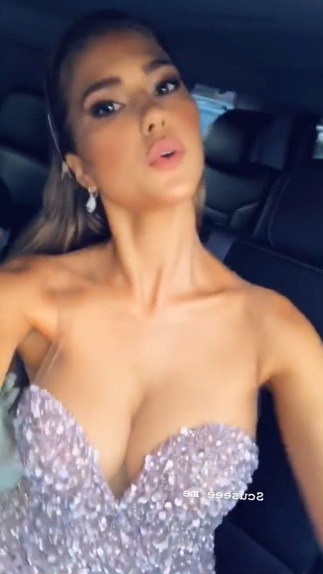 25P Kara Del Toro Cleavage