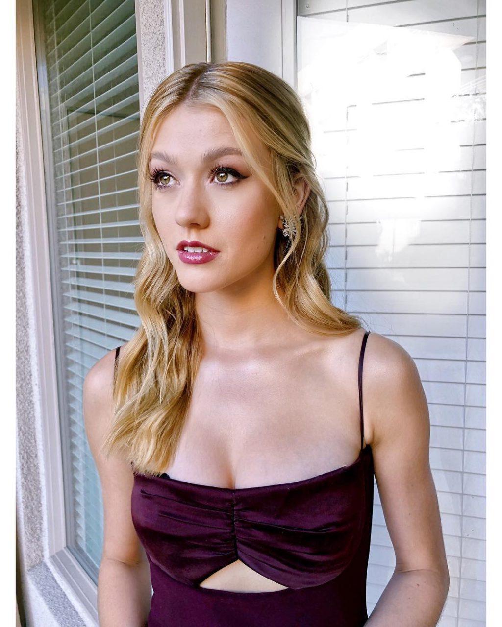 25P Katherine McNamara Cleavage