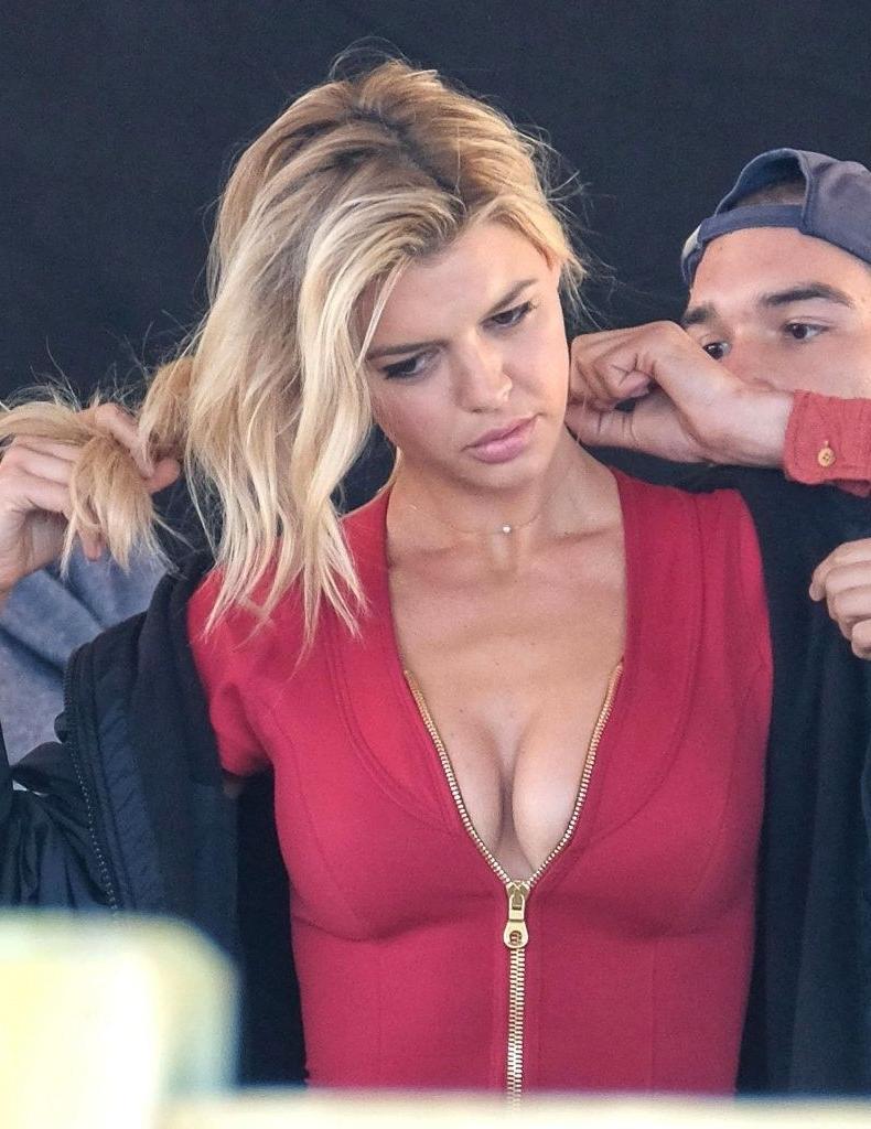 7P Cleavage pics of Kelly Rohrbach