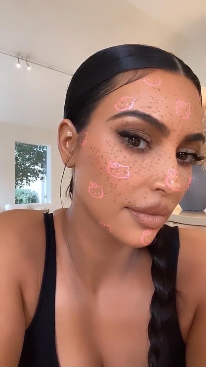 5P Kim Kardashian Cleavage