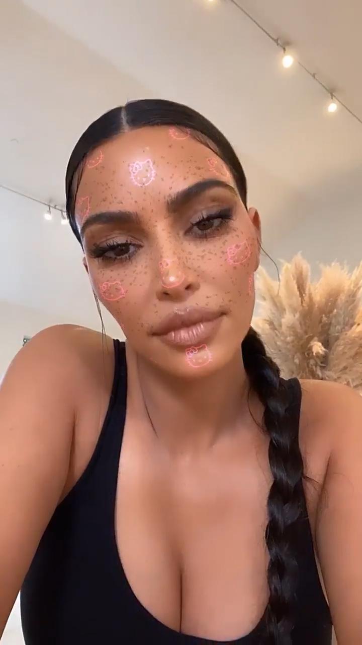 5P Kim Kardashian Cleavage