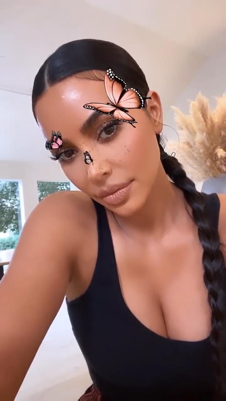 5P Kim Kardashian Cleavage