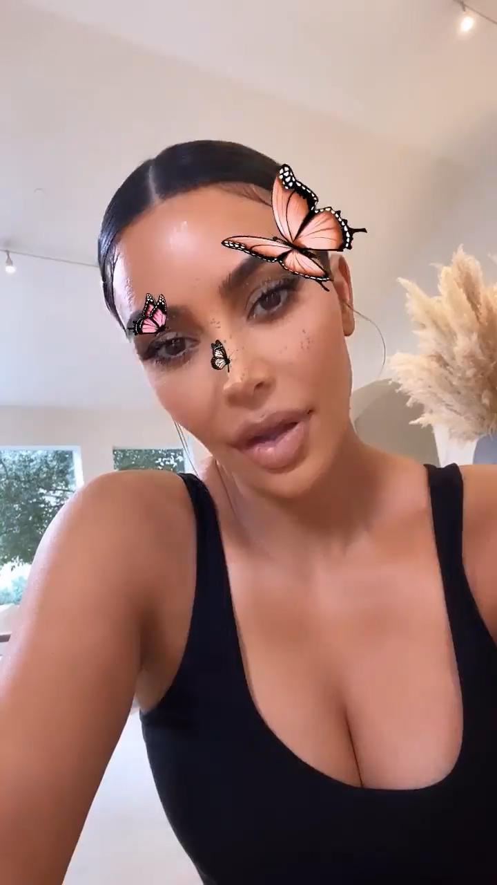5P Kim Kardashian Cleavage
