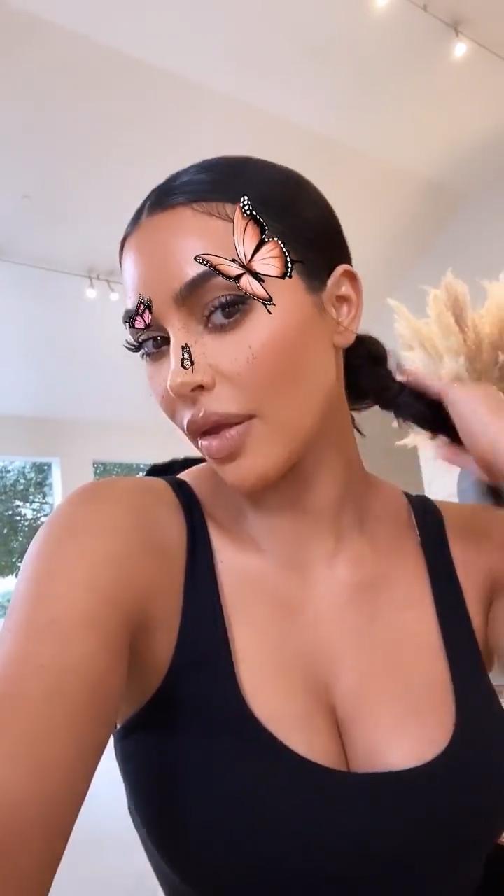 5P Kim Kardashian Cleavage