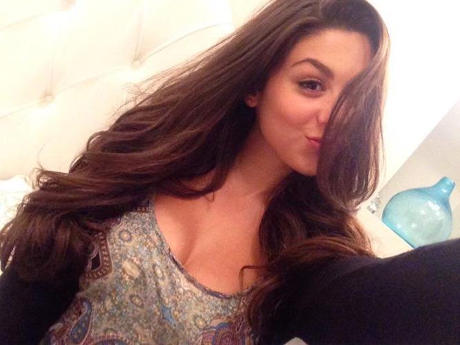 7P Kira Kosarin Cleavage Photos