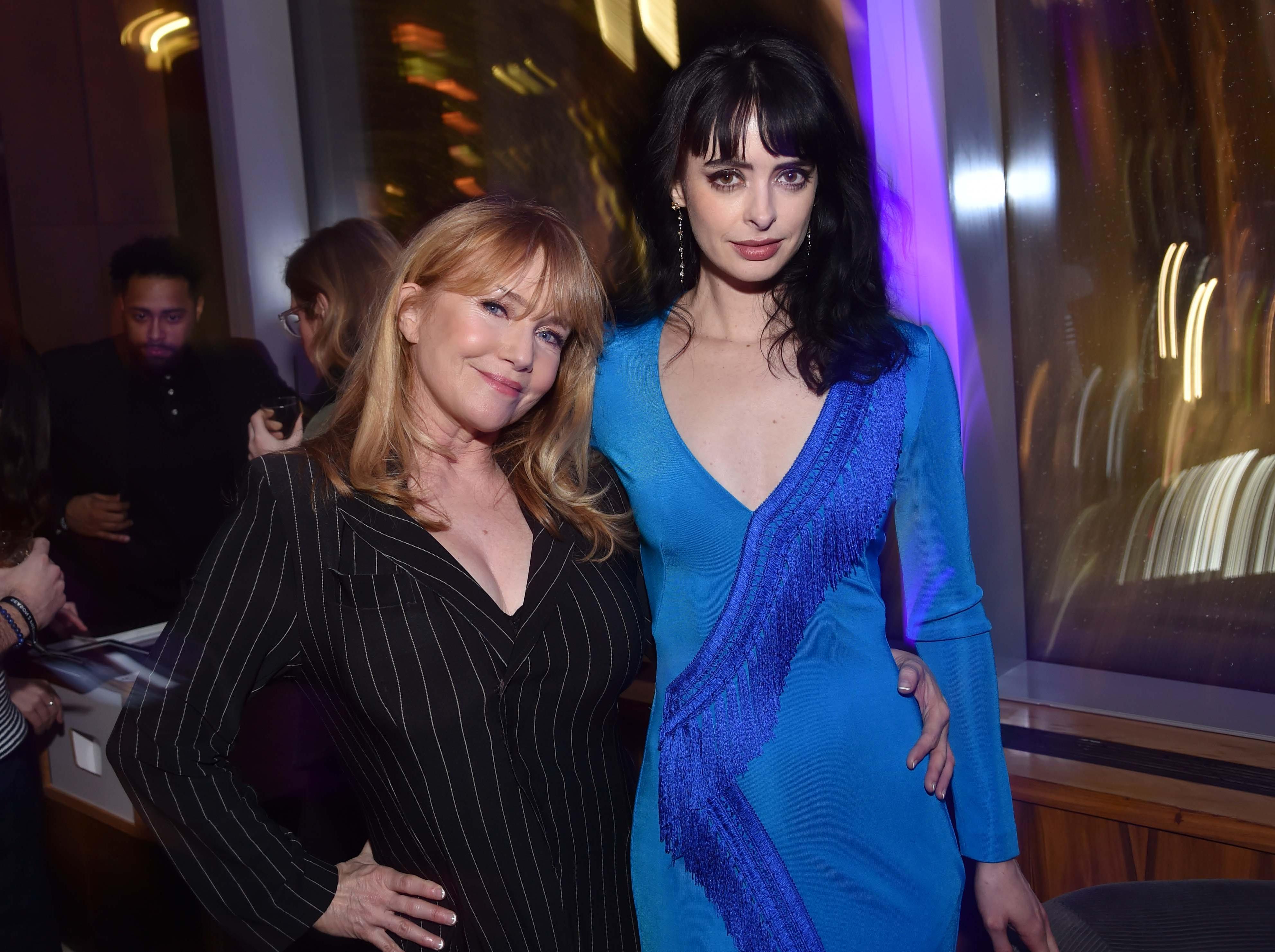 7P Krysten Ritter Cleavage