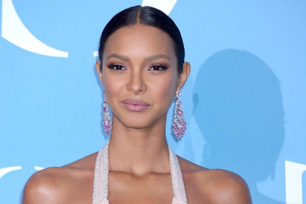 25P Lais Ribeiro Cleavage