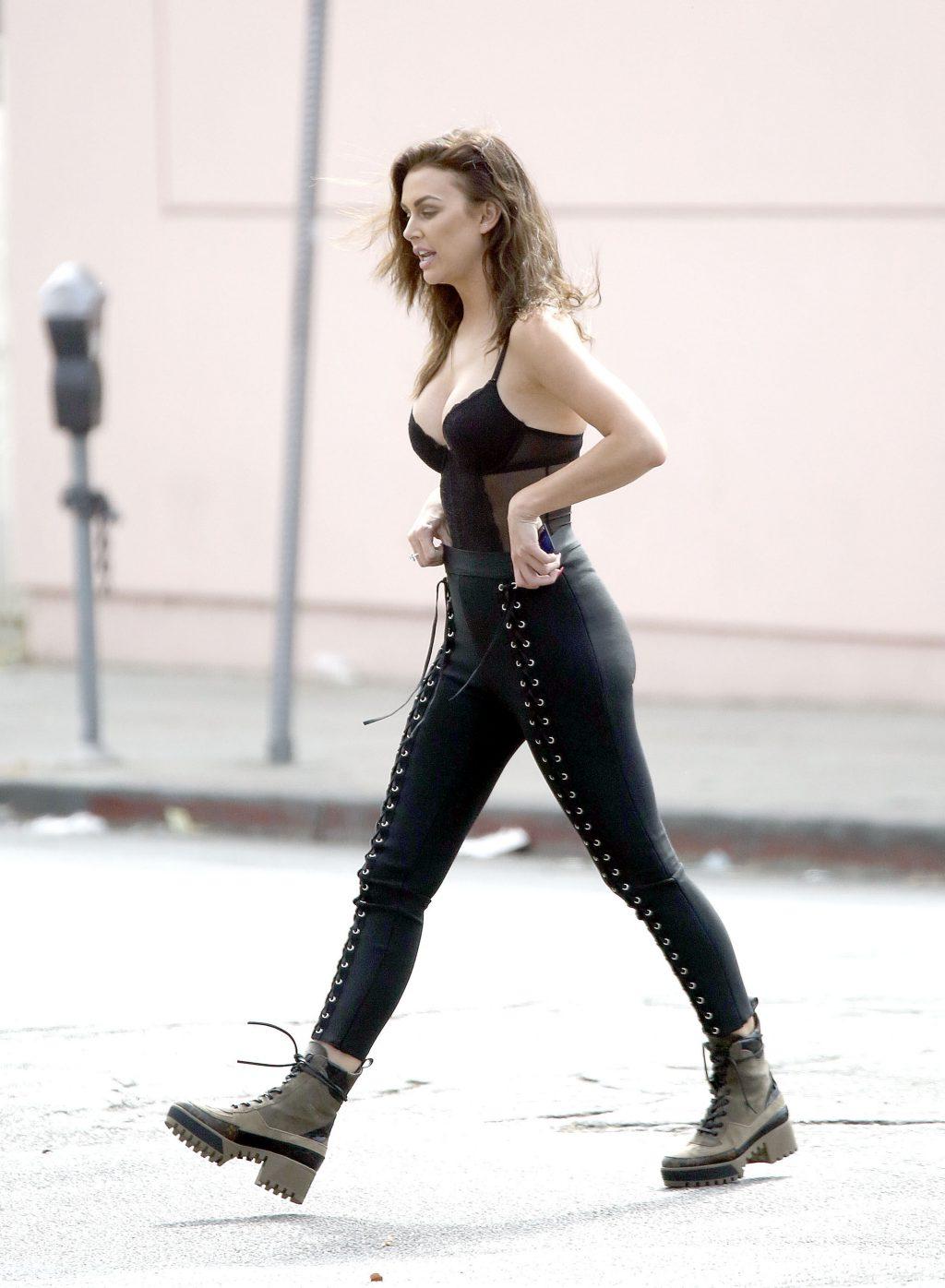 10P Lala Kent Cleavage