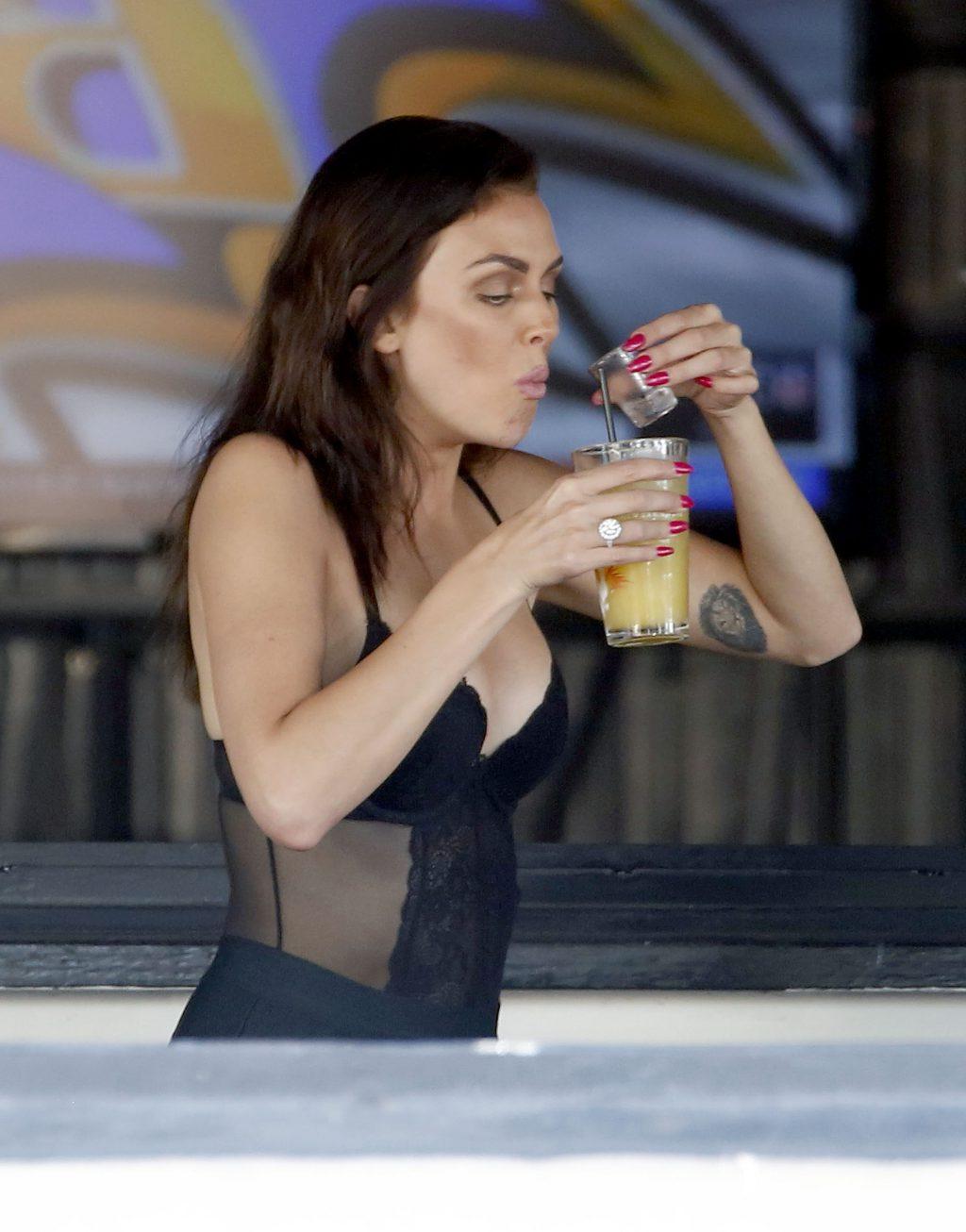 10P Lala Kent Cleavage