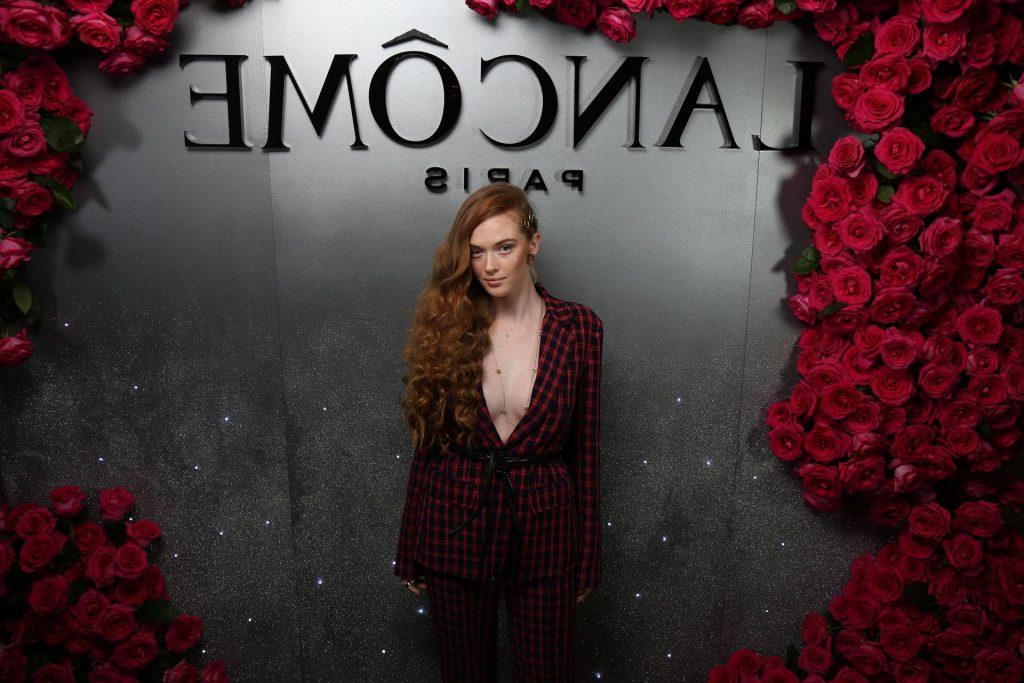 25P Camren Bicondova & Larsen Thompson Cleavage