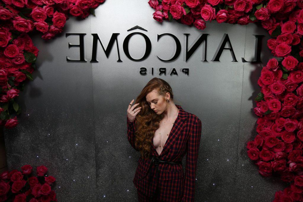 25P Camren Bicondova & Larsen Thompson Cleavage