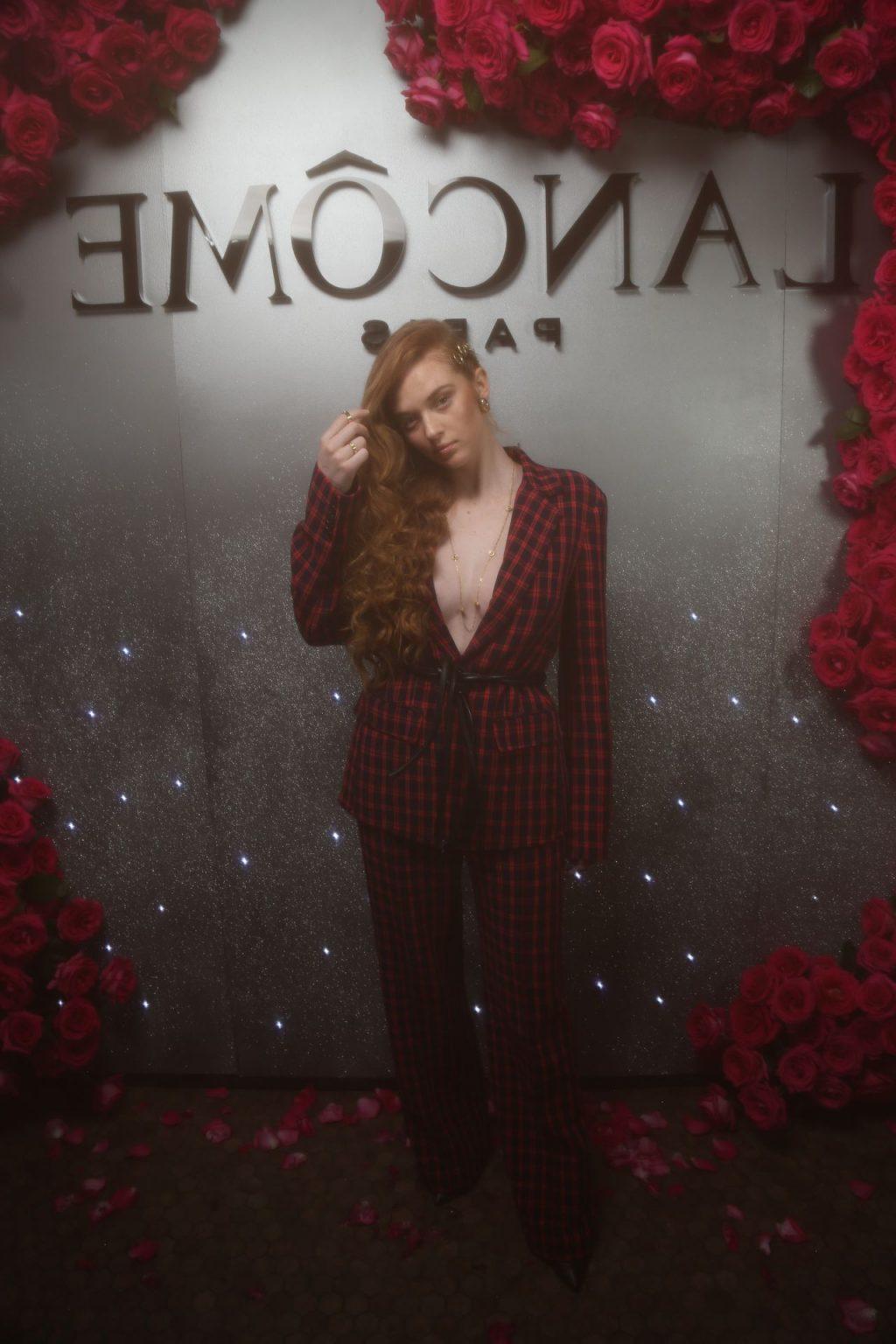 25P Camren Bicondova & Larsen Thompson Cleavage