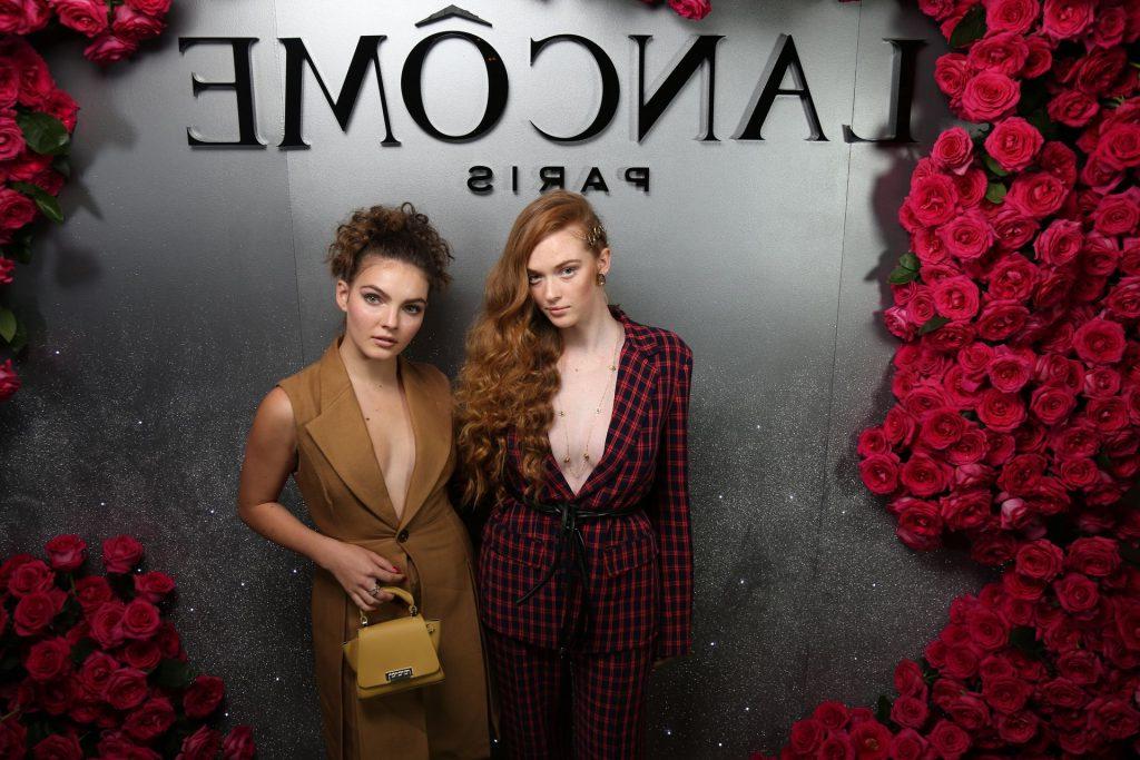 25P Camren Bicondova & Larsen Thompson Cleavage