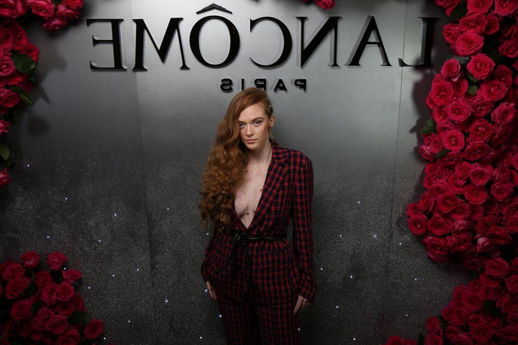 25P Camren Bicondova & Larsen Thompson Cleavage