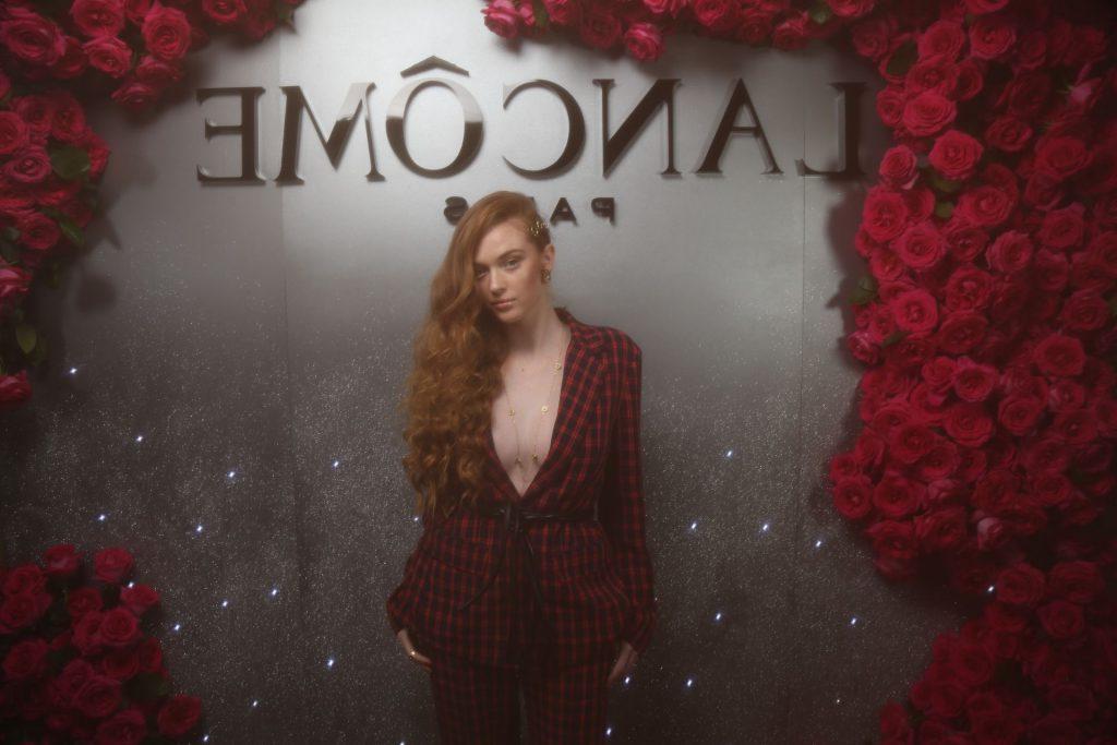 25P Camren Bicondova & Larsen Thompson Cleavage