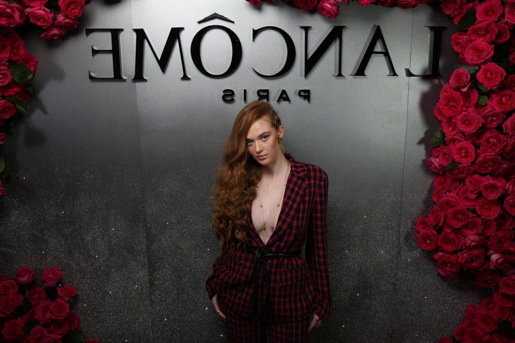 25P Camren Bicondova & Larsen Thompson Cleavage