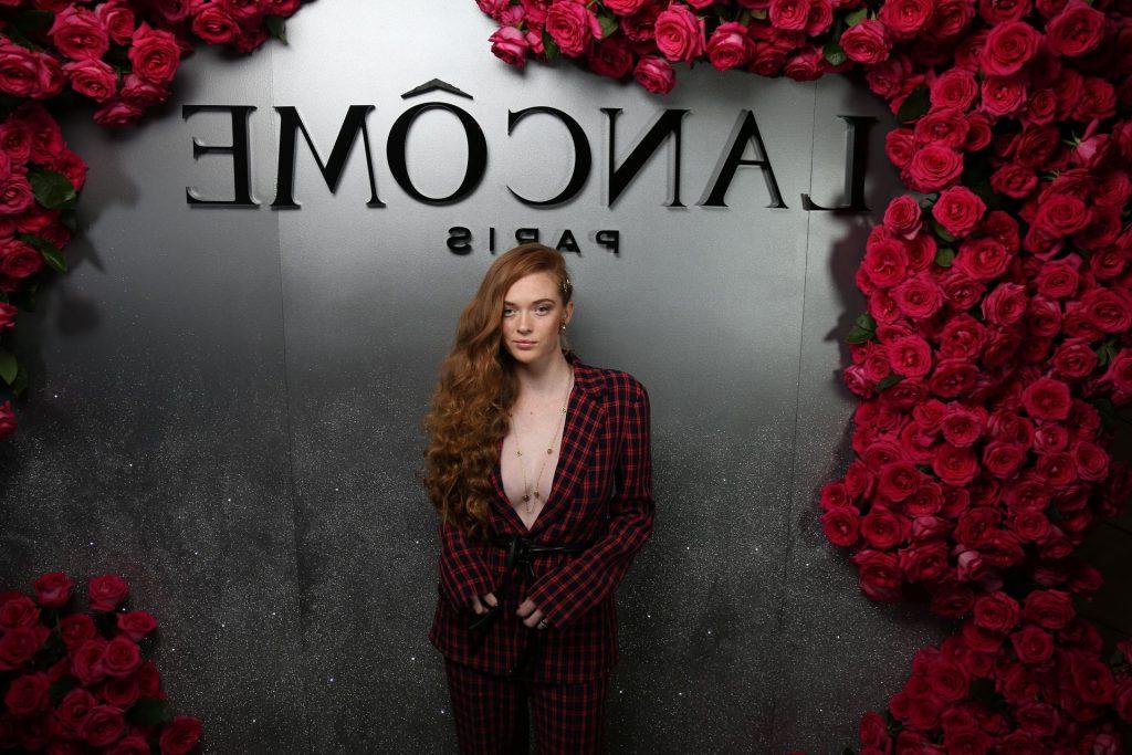 25P Camren Bicondova & Larsen Thompson Cleavage