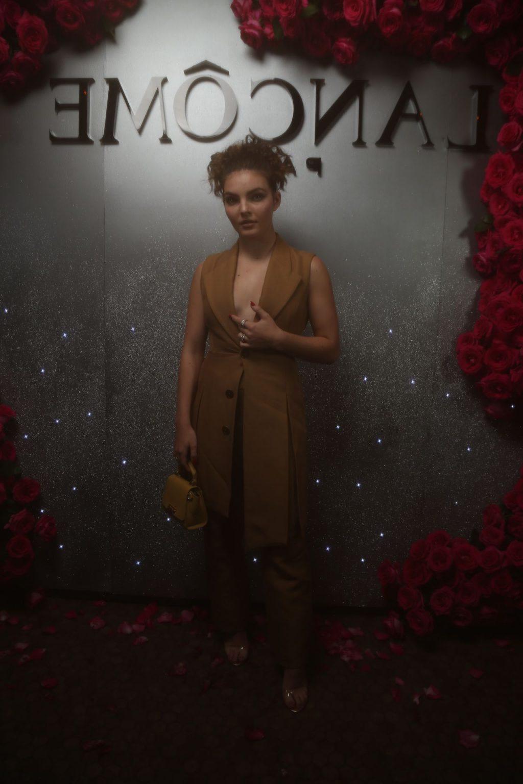25P Camren Bicondova & Larsen Thompson Cleavage