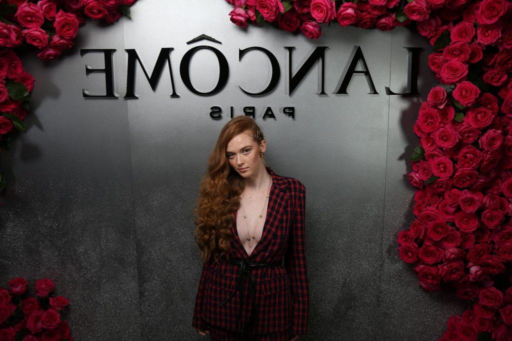 25P Camren Bicondova & Larsen Thompson Cleavage