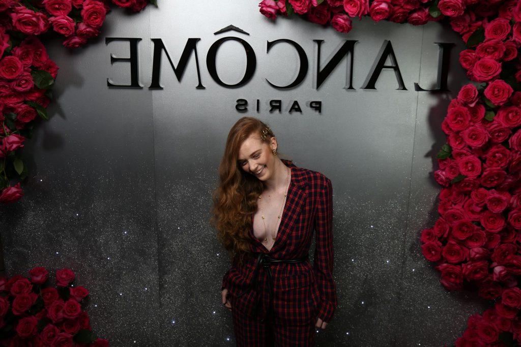 25P Camren Bicondova & Larsen Thompson Cleavage