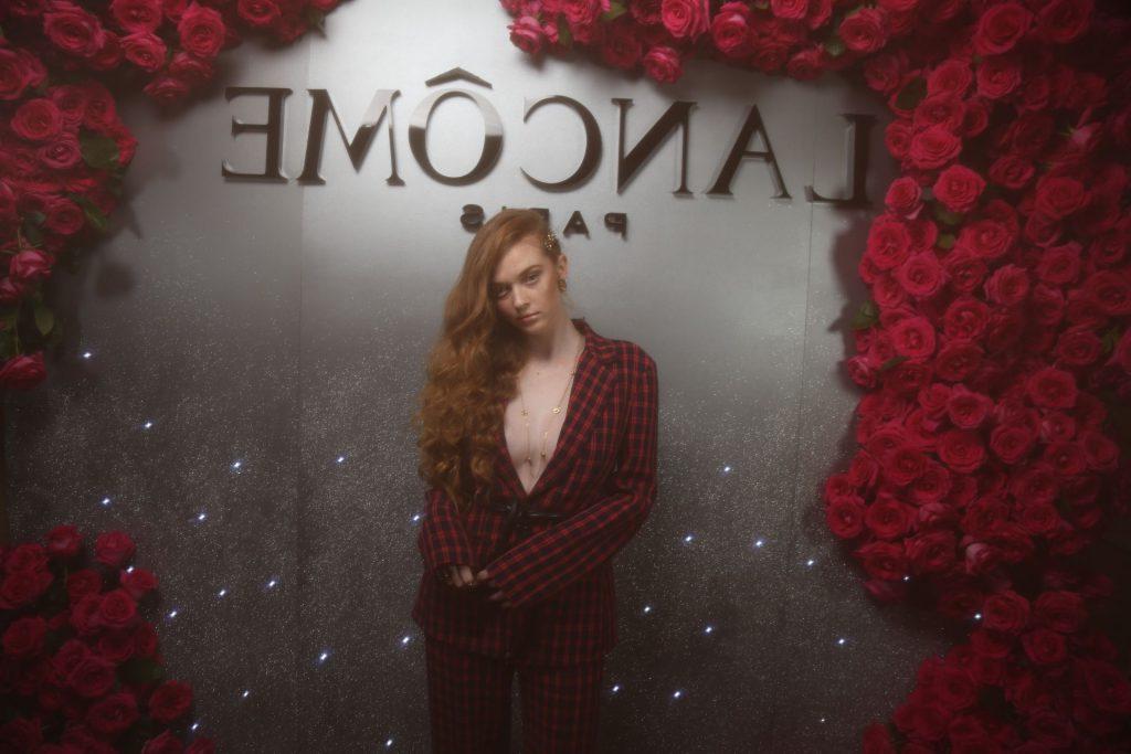 25P Camren Bicondova & Larsen Thompson Cleavage