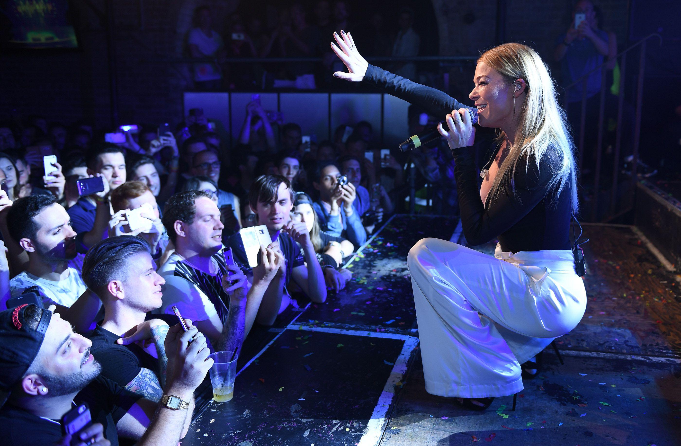 11P Cleavage Photos of Leann Rimes