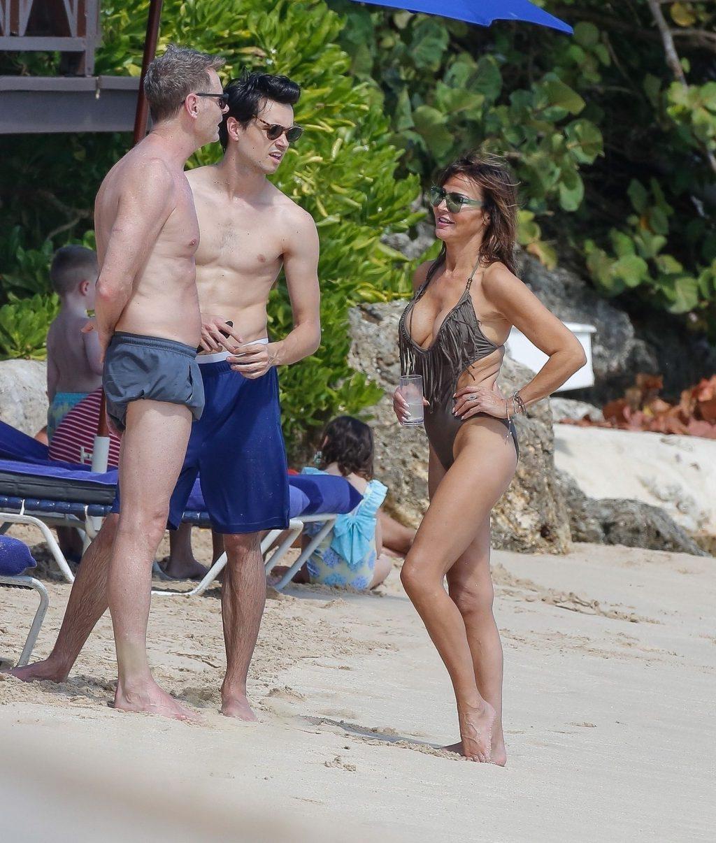 25P Lizzie Cundy Cleavage