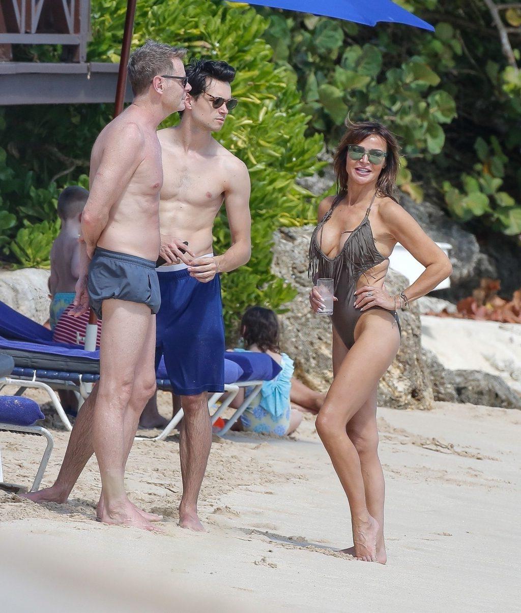 25P Lizzie Cundy Cleavage