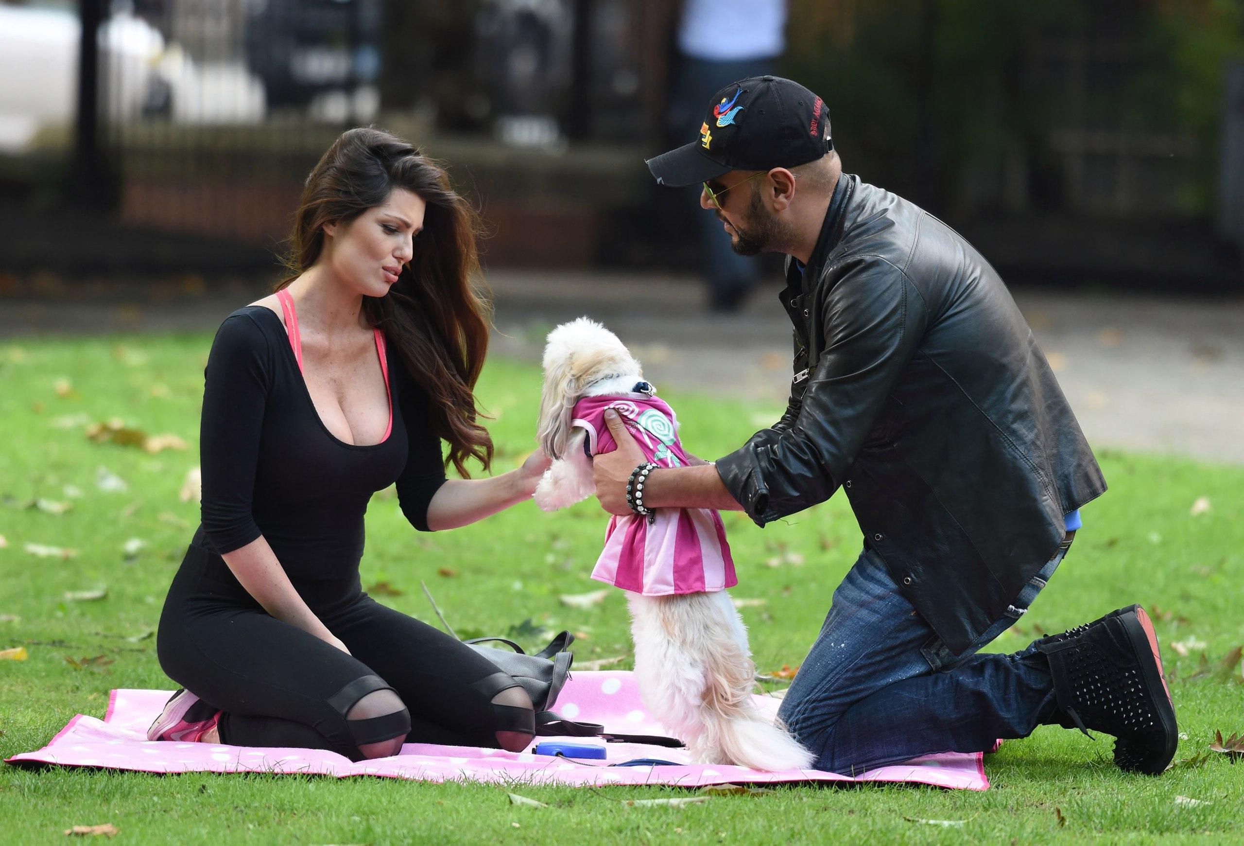 7P Louise Cliffe Cleavage Photos