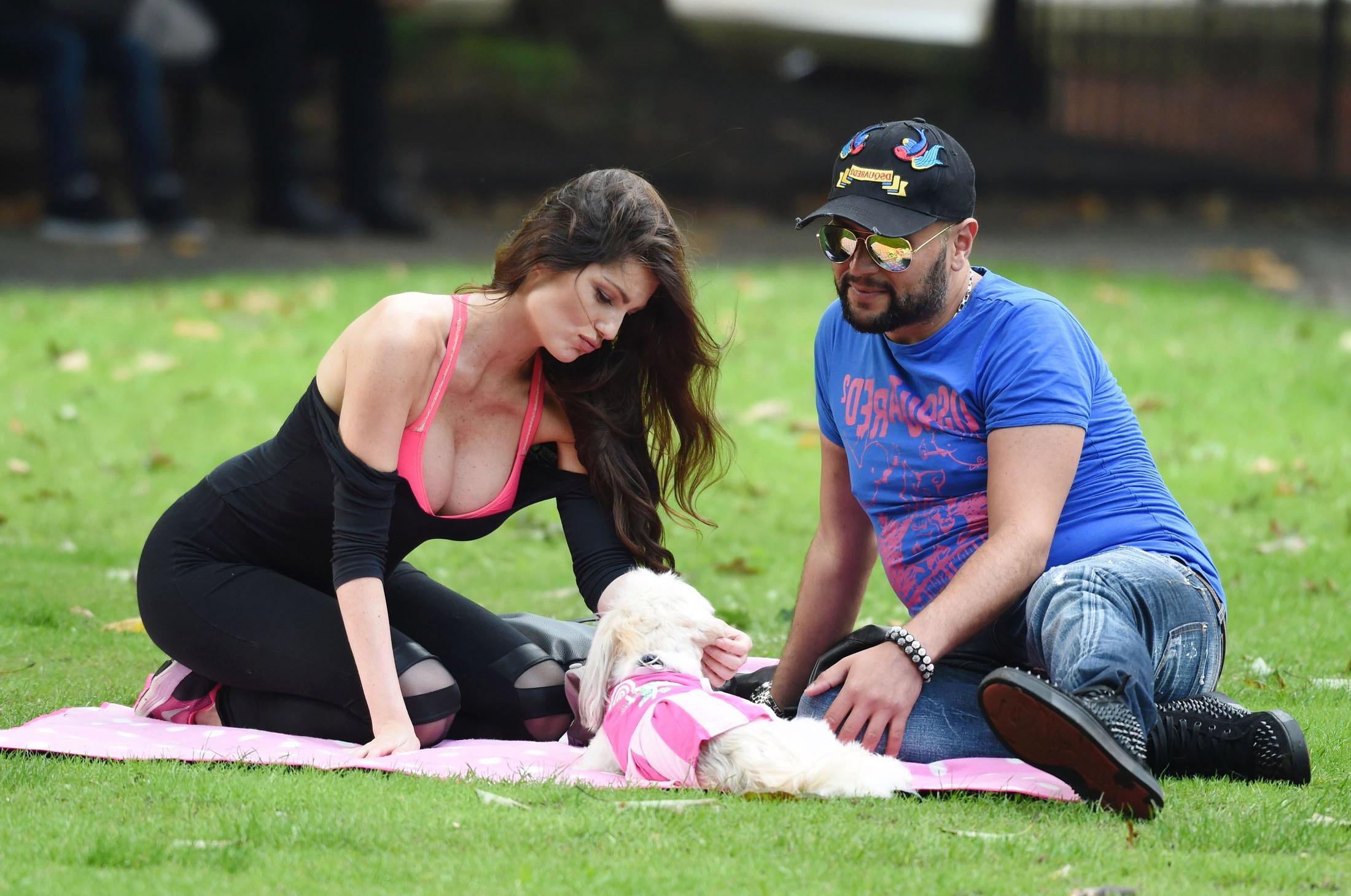 7P Louise Cliffe Cleavage Photos