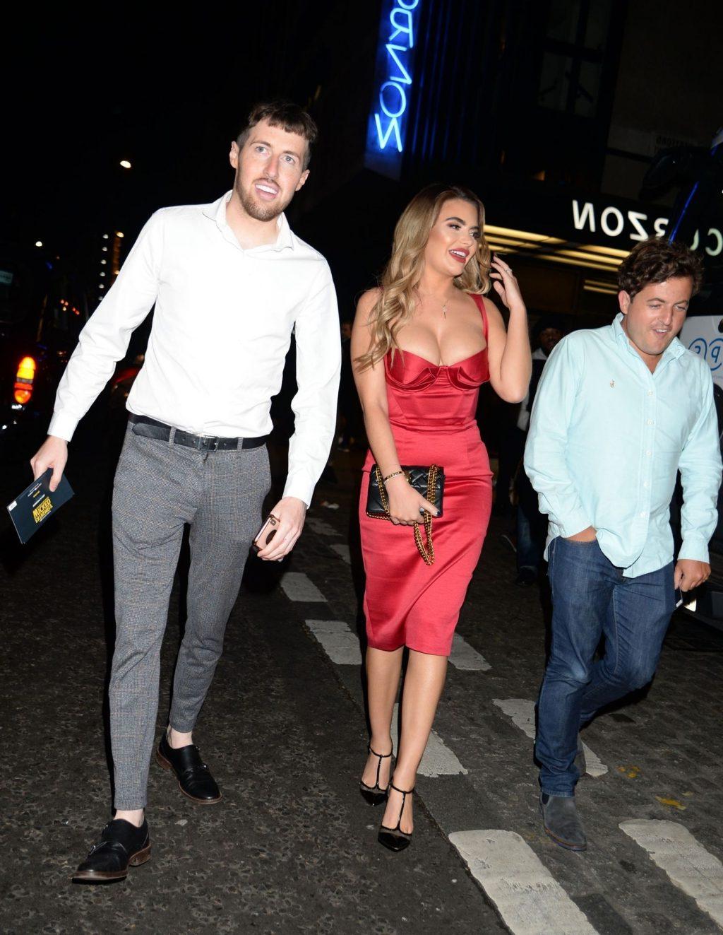 4P Megan Barton-Hanson Cleavage