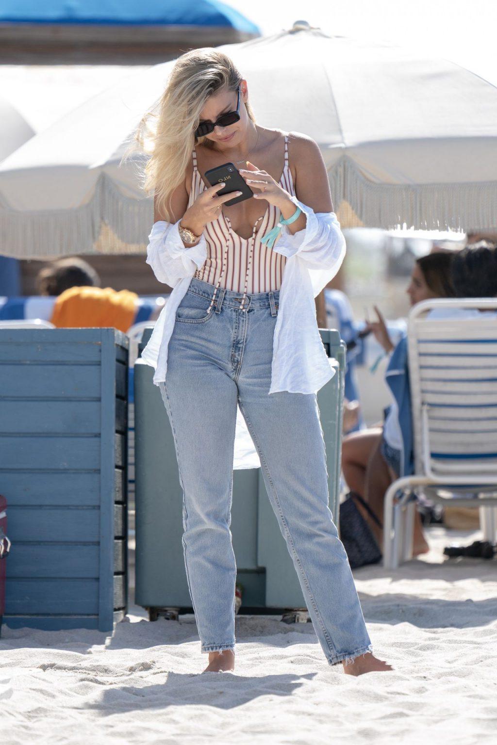 25P Natasha Oakley Cleavage