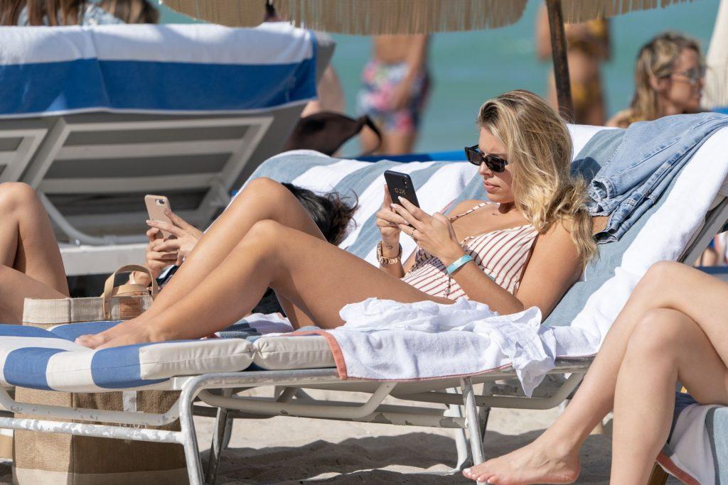 25P Natasha Oakley Cleavage