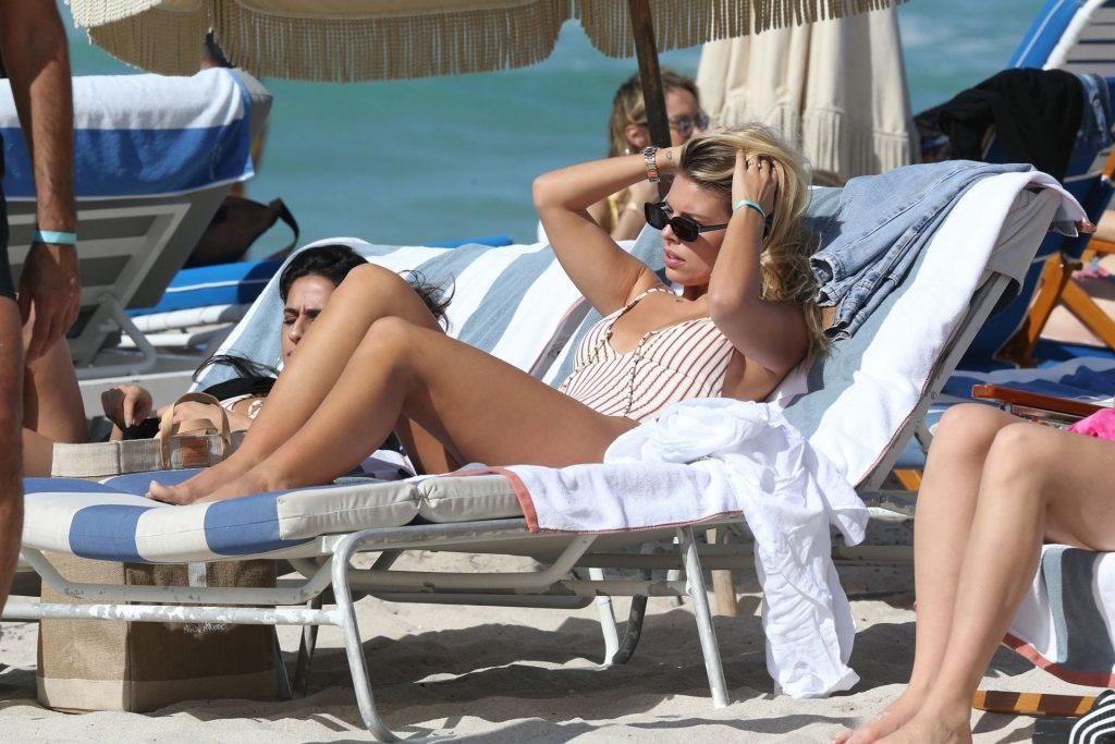 25P Natasha Oakley Cleavage