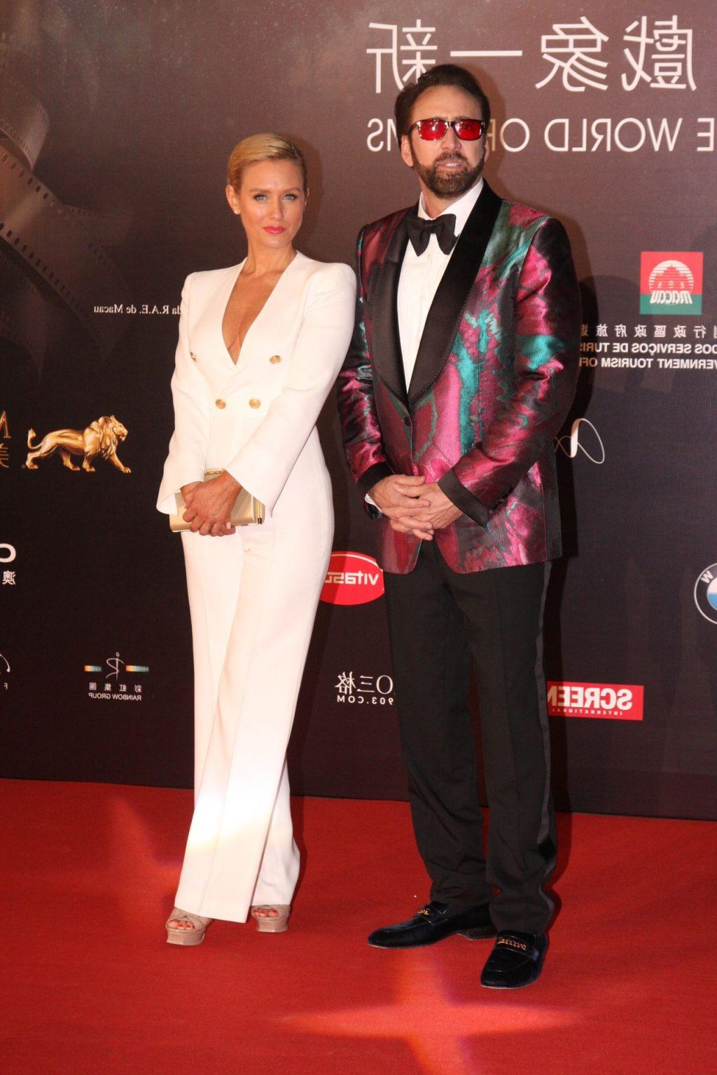8P Nicky Whelan Cleavage