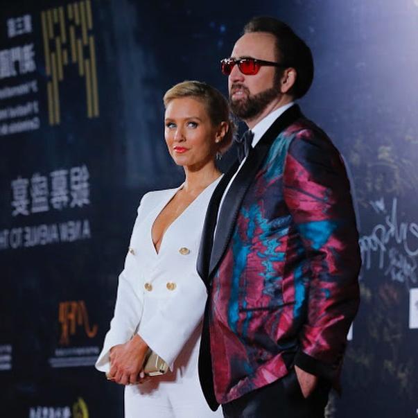 8P Nicky Whelan Cleavage
