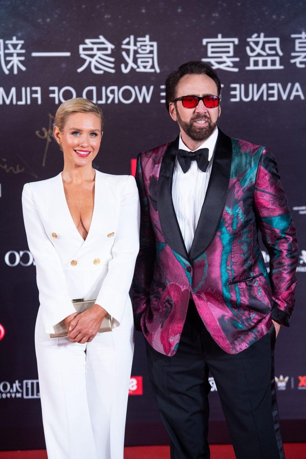 8P Nicky Whelan Cleavage