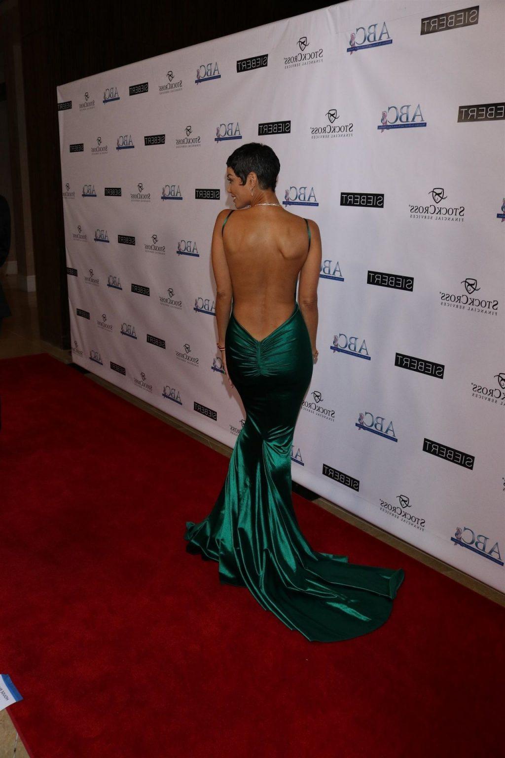 25P Nicole Murphy Cleavage
